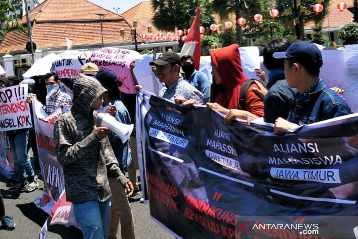 AMJ aksi bagikan brosur dukung revisi UU KPK