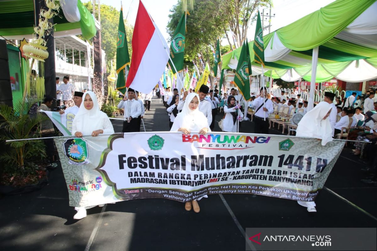 Ribuan siswa dan guru MI se-Banyuwangi meriahkan Festival Muharam