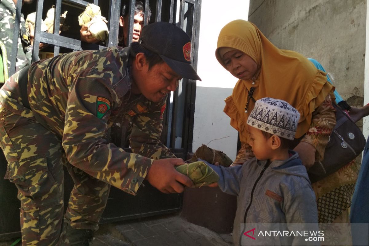 Ribuan warga perebutkan nasi uyah asem buka luwur