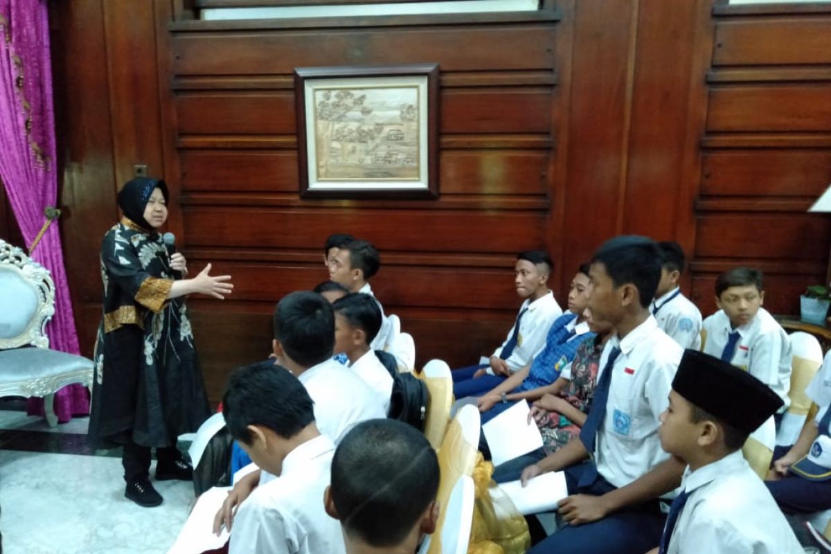 Wali Kota Risma motivasi 48 anak sekolah di Surabaya yang terjaring razia