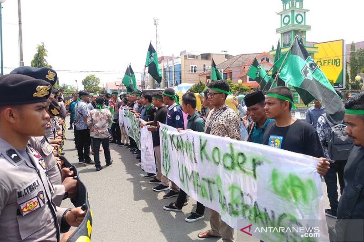 Pelantikan anggota DPRK Lhokseumawe diwarnai demo HMI