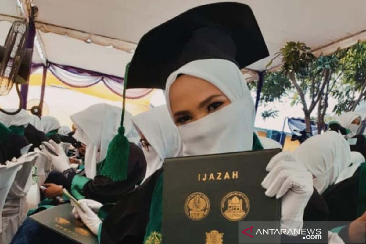 Unik, cadar jadi atribut semua wisudawati IAI Al-Aziziyah