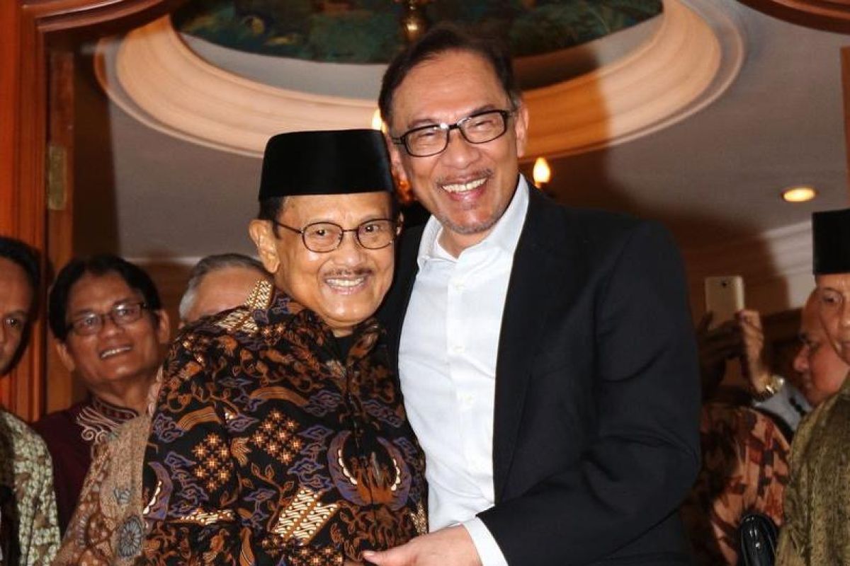 Anwar Ibrahim anggap Habibie sebagai keluarga