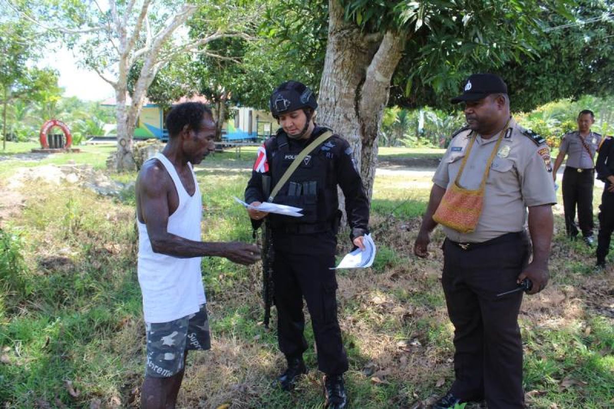 Brimob Kepulauan Riau dan Polisi Sentani sambangi warga