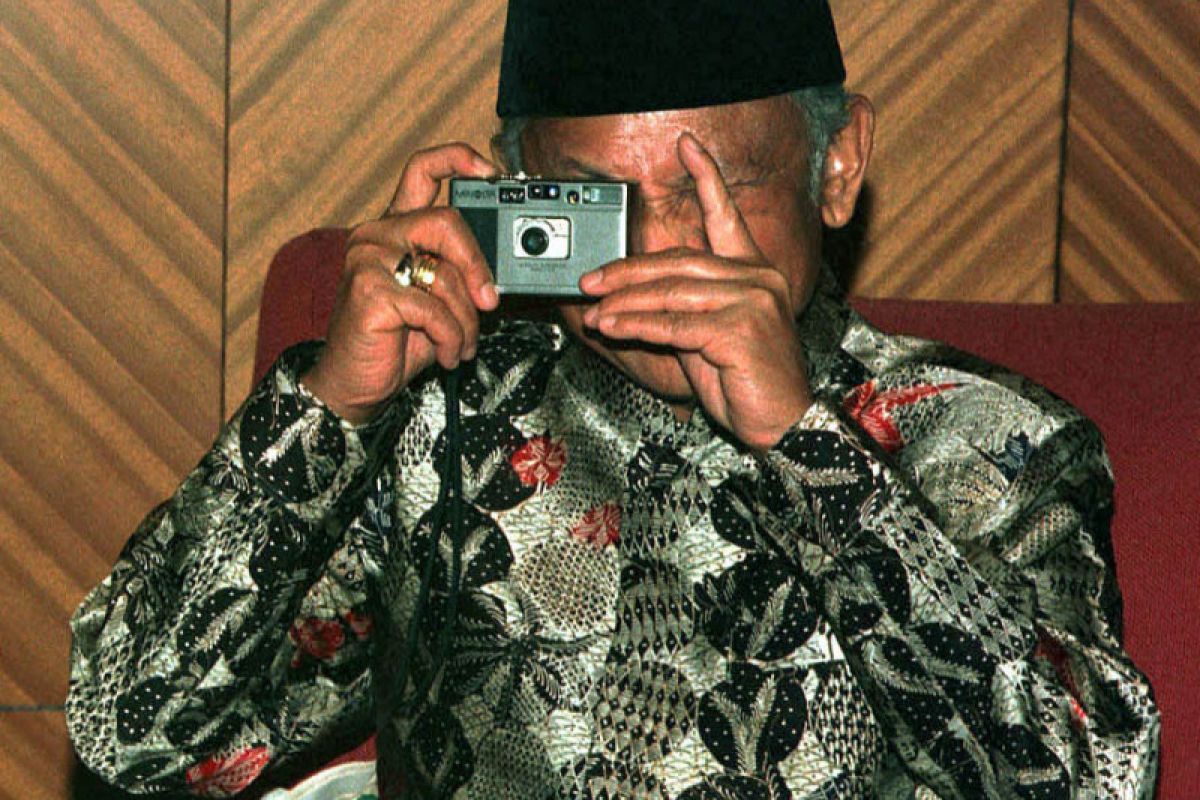 Habibie wafat,  pewarta foto pingsan saat meliput pemindahan jenazah