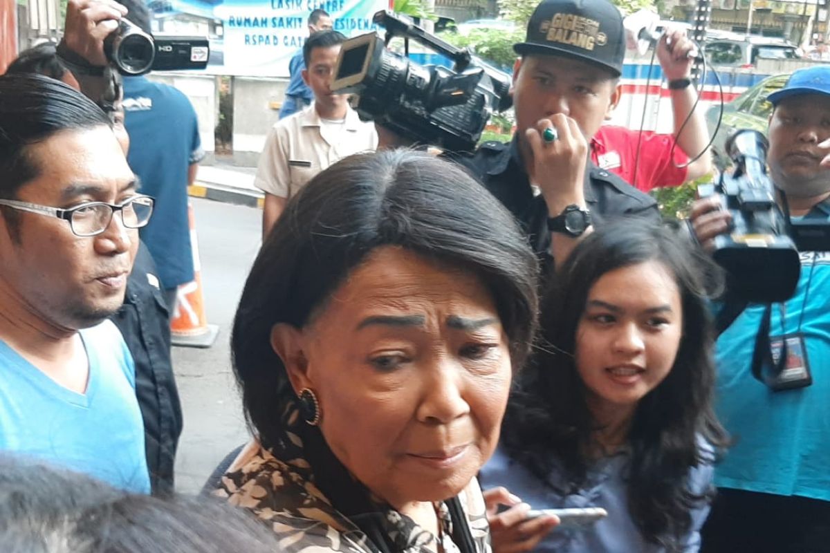 Rima Melati sedih usai  jenguk Habibie