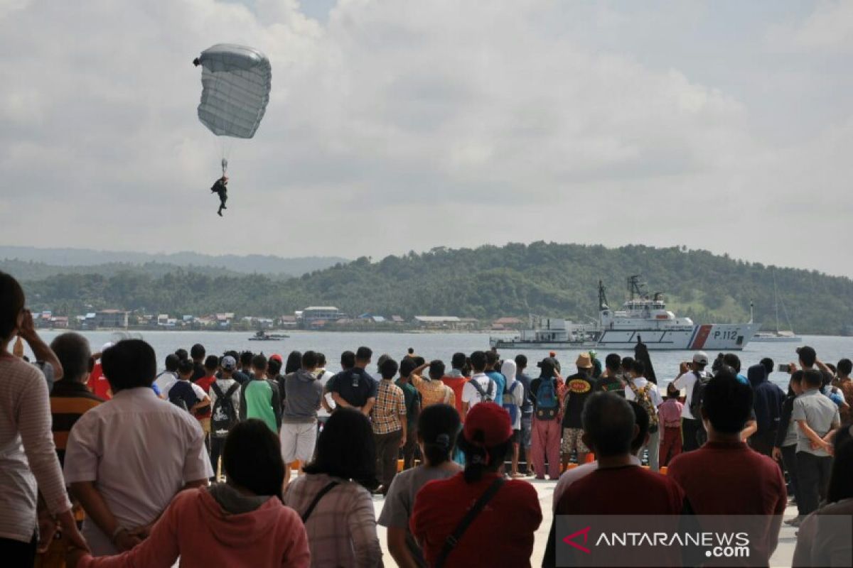 Atraksi terjun payung akan turut meriahkan puncak Sail Nias 2019