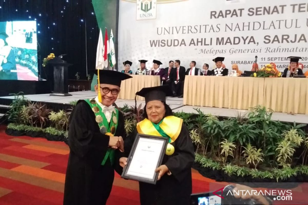 Cerita Maria, wisudawati tertua peraih 