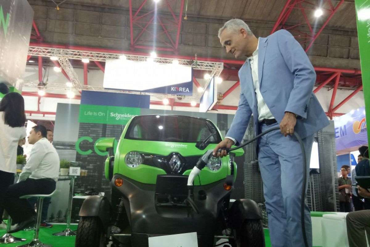 EVLink, alat pengisian daya mobil listrik dari Schneider