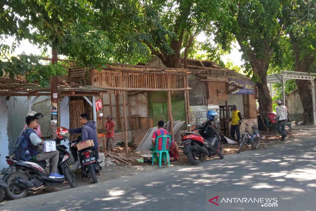 Satpol PP bongkar 205 kios di bantaran Sungai Cimanuk