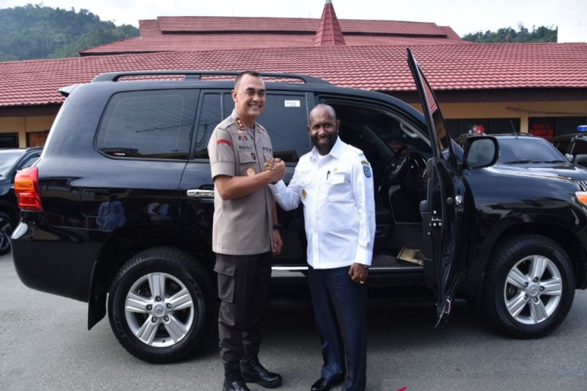 Bupati Mamberamo Tengah hibahkan mobil Land Cruiser ke Polda Papua