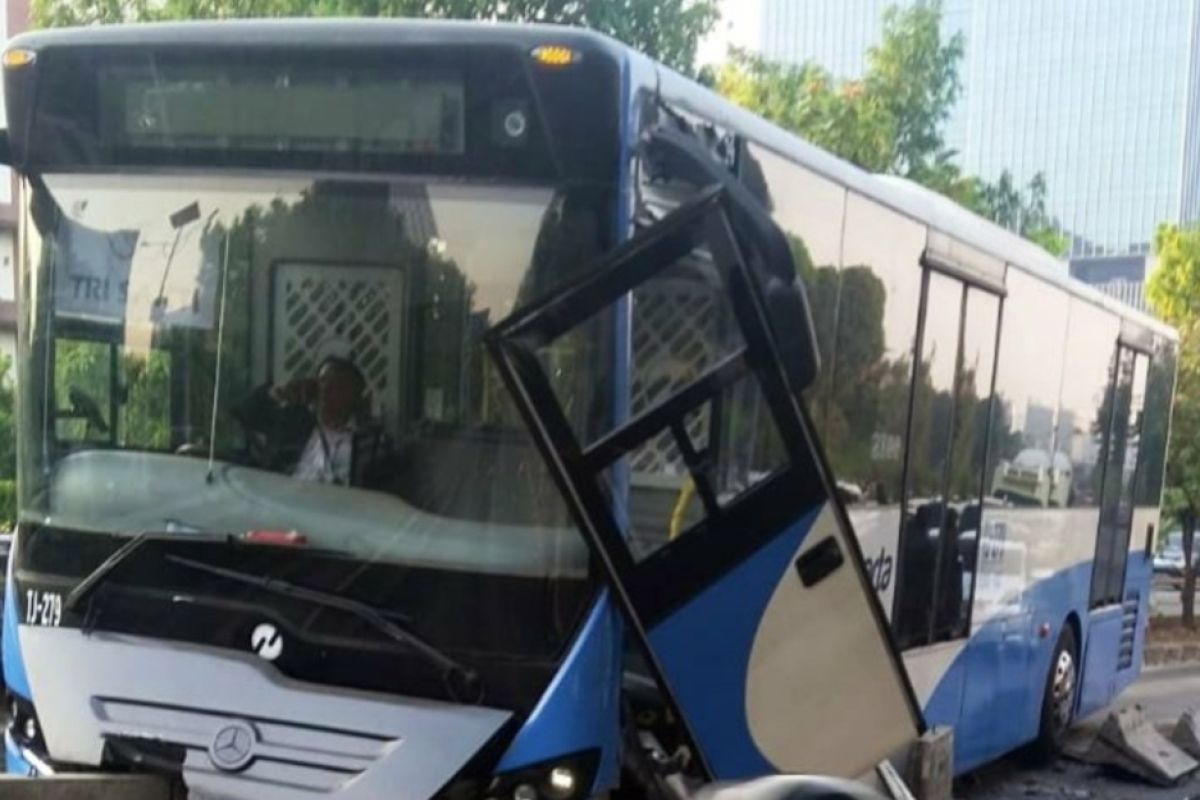 Tabrak separator, Bus TransJakarta ringsek  di Jakarta Barat