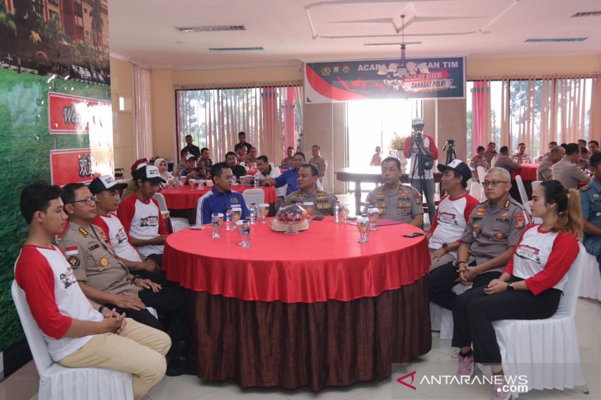 Kapolda Kepri lepas 7 jurnalis foto keliling Indonesia