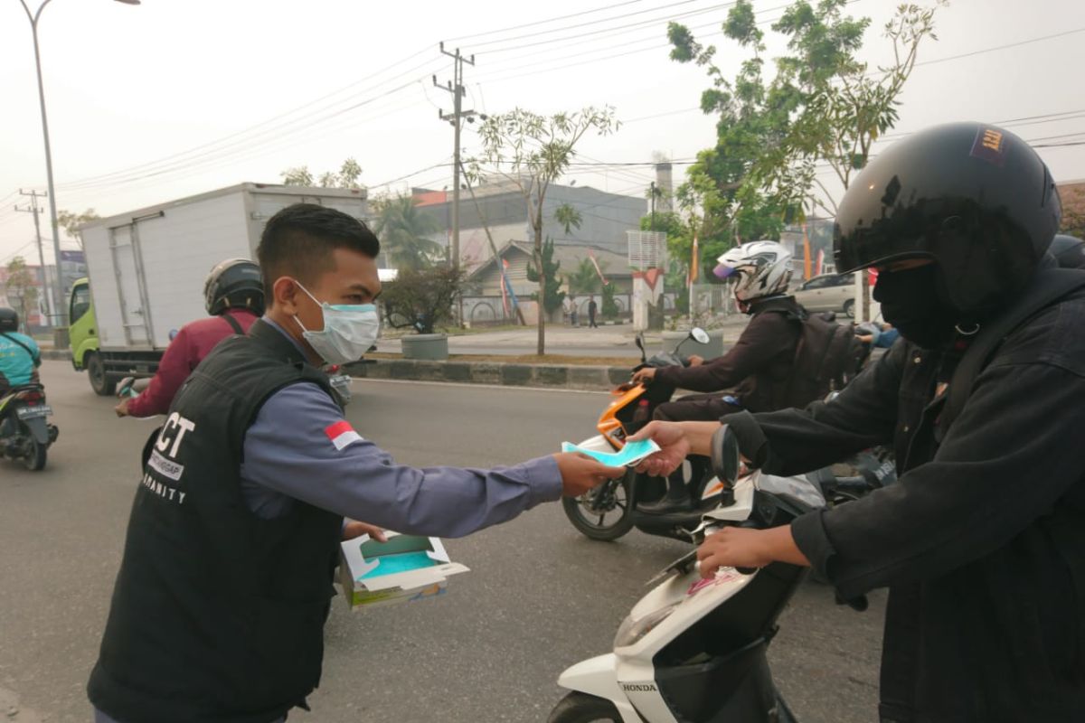 Karhutla Riau - Peduli dampak asap, MRI dan ACT bagikan masker