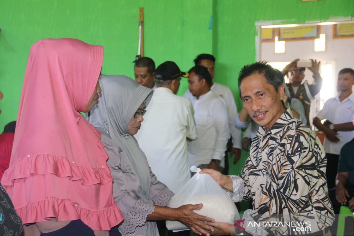 Pemkab Gorontalo serahkan bantuan beras ke korban kekeringan