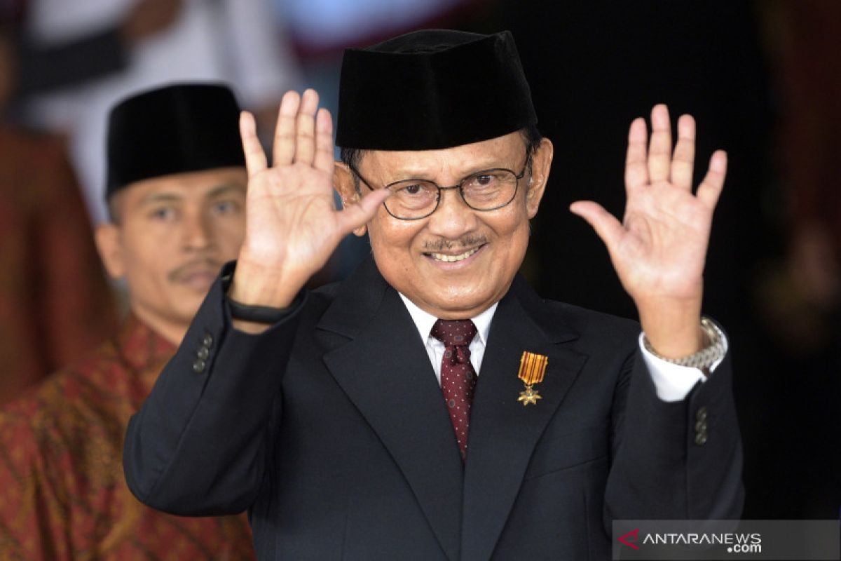 Makam BJ Habibie tepat disebelah Ainun