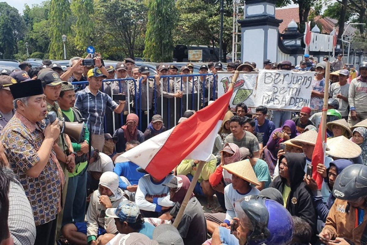 Pascabentrok, pemagaran tanah Urut Sewu minta dihentikan