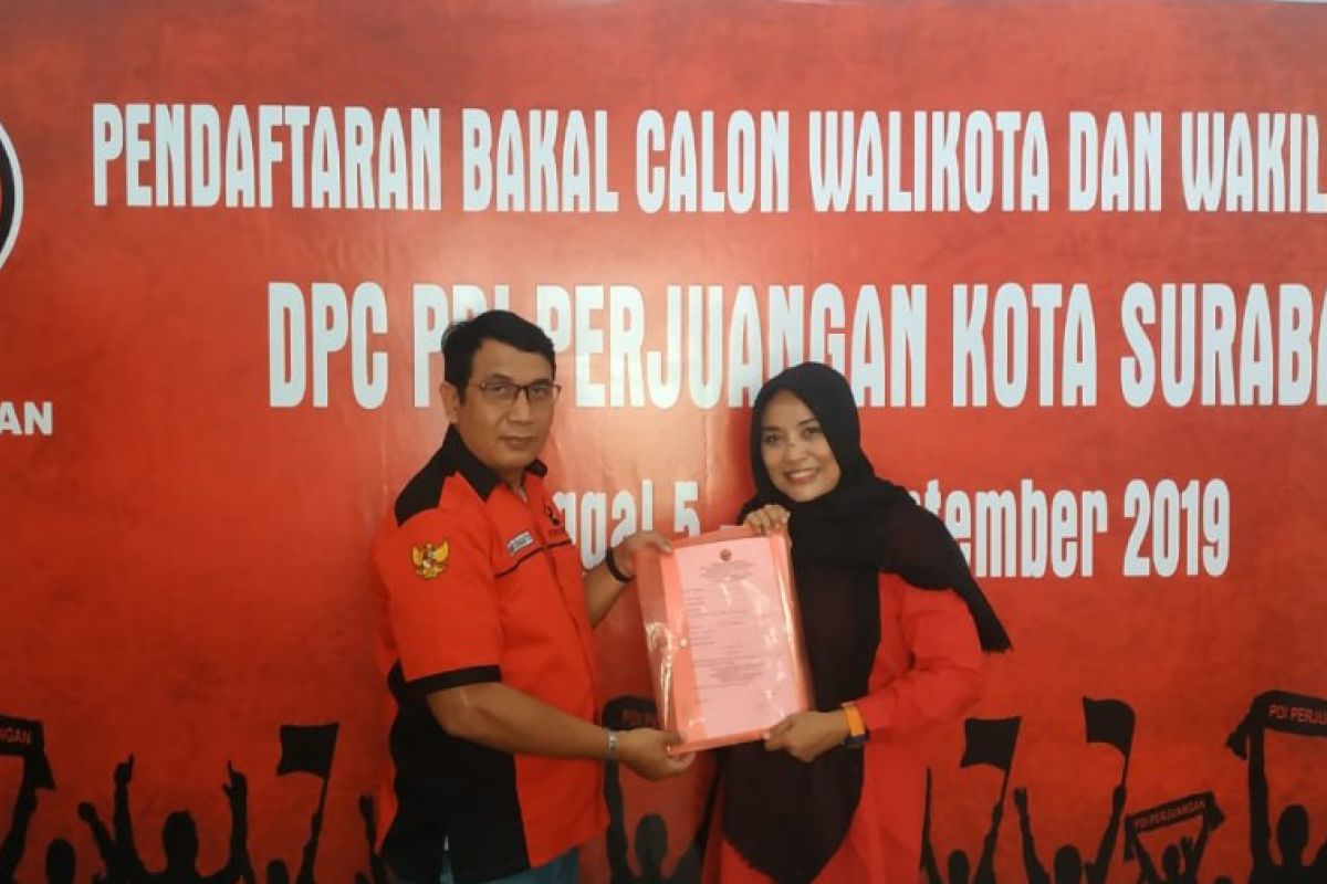 Istri Bambang DH ambil formulir pendaftaran Pilkada Surabaya di PDIP