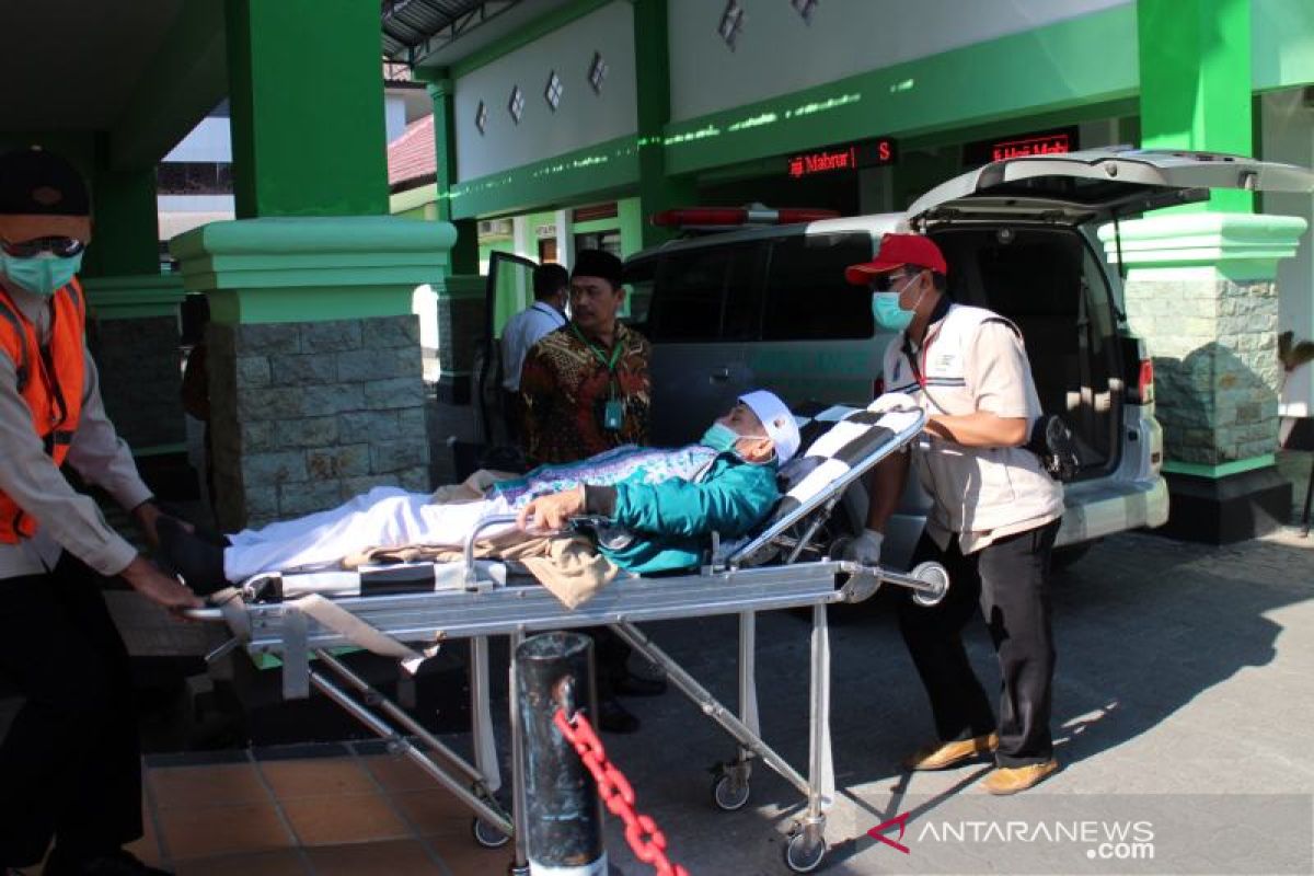 Tujuh haji kloter 82 Debarkasi Surakarta dinaikkan ambulans