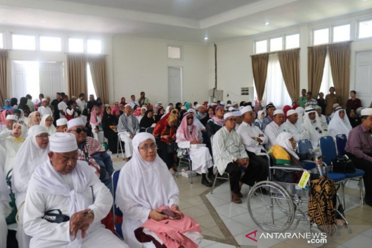 Ratusan jamaah haji asal Kota Kupang kembali dari Tanah Suci