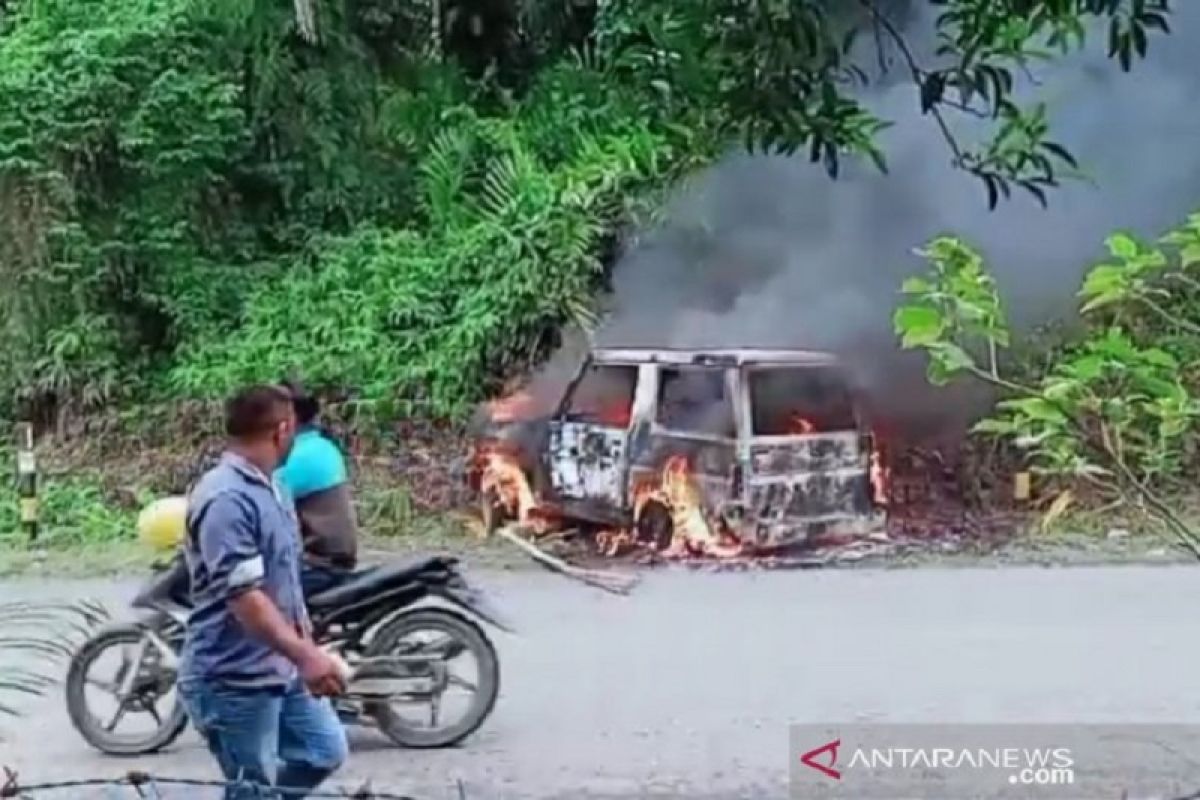 Massa mengamuk dan bakar mobil diduga milik pencuri ternak di Aceh Barat