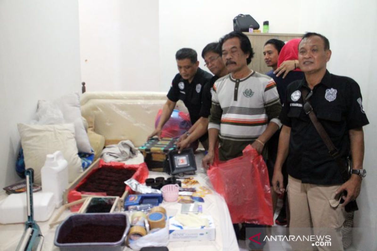 Indekos tempat meracik tembakau gorila digeledah polisi