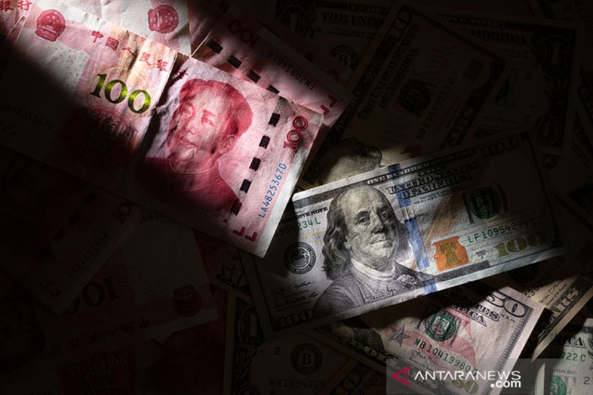 Yuan jatuh jadi 6,7296 per dolar AS setelah melonjak sesi sebelumnya