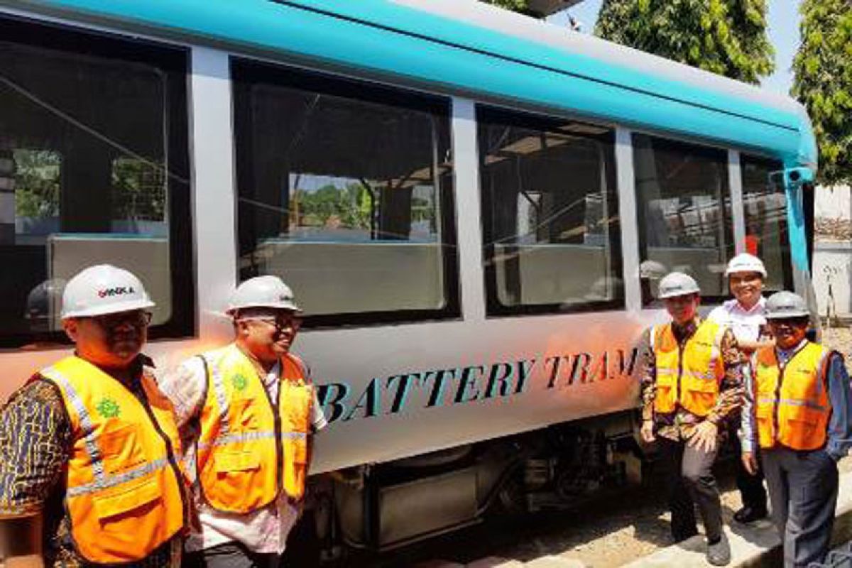 Dedie Rachim dan Ade Sarip kunjungi PT INKA Madiun uji coba Trem