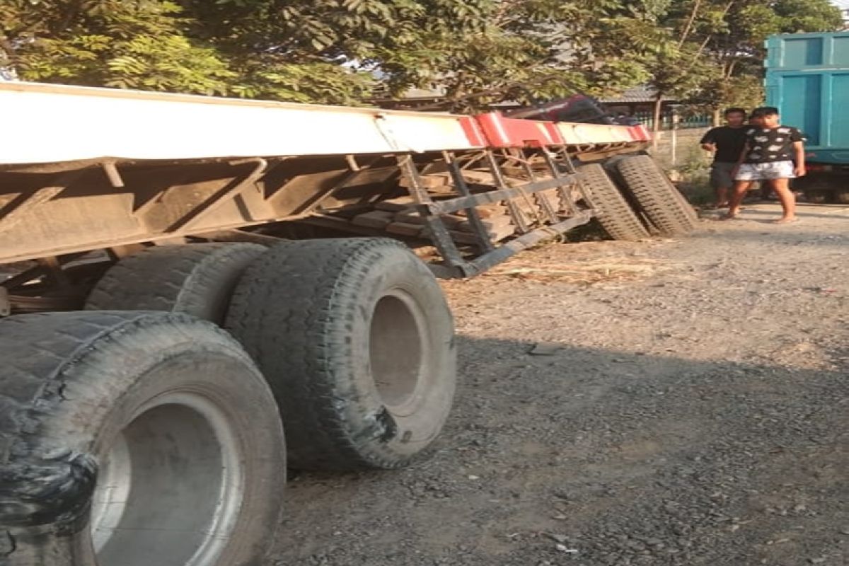 Diduga lupa gunakan rem, truk panjang tabrak warung dan meluncur ke selokan