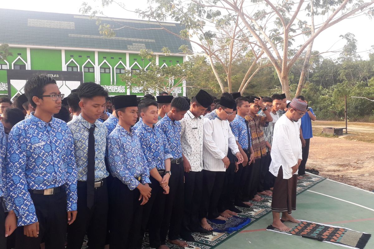 Prestasi BJ Habibie - Menjadi pendiri MAN IC sekolah padukan agama-teknologi