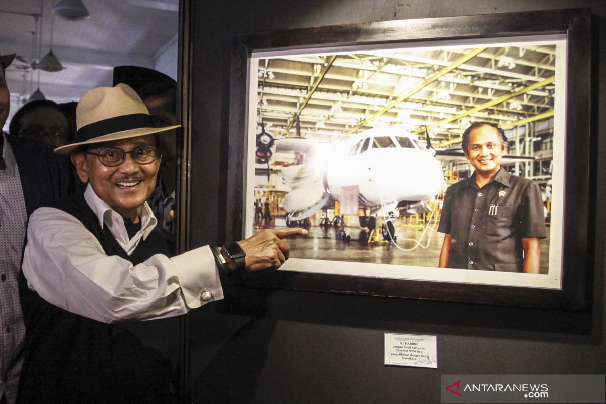 BJ Habibie pengawal transisi demokrasi Indonesia