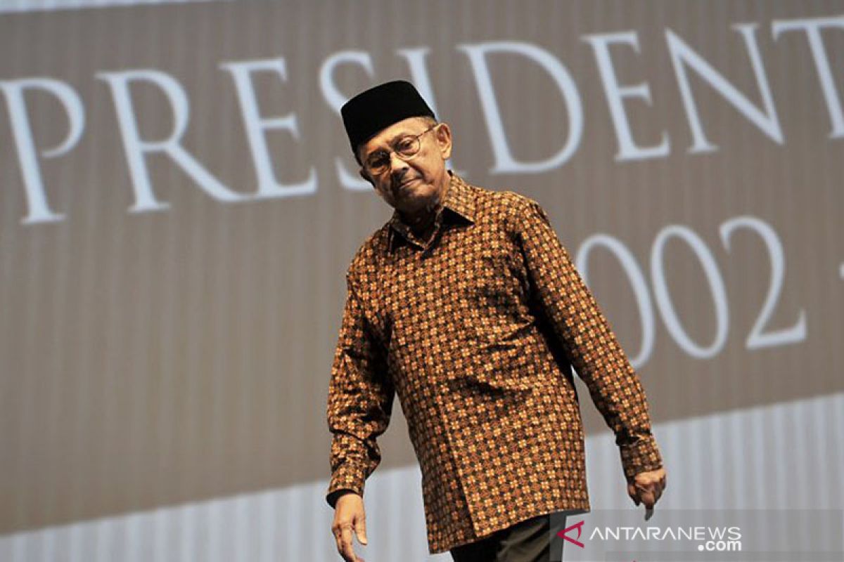 Prestasi BJ Habibie - Pengamat: mampu tahan krisis tidak lebih dalam