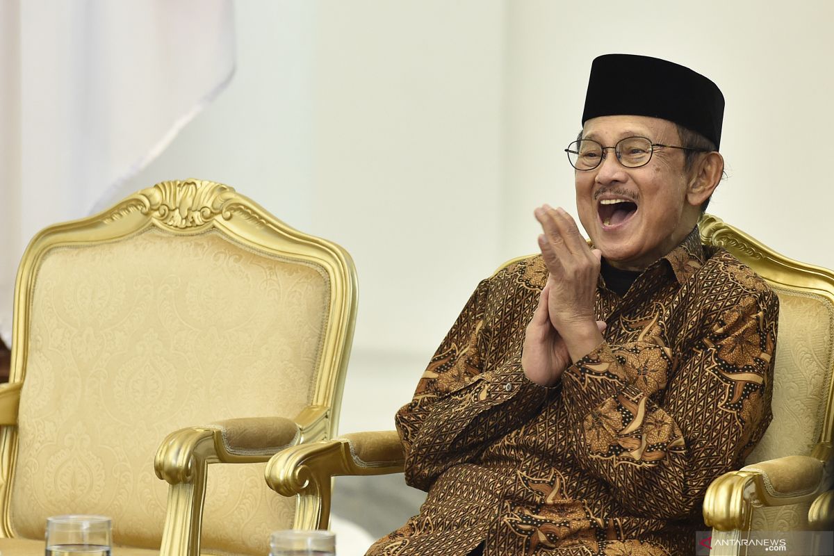 Prestasi BJ Habibie berhasil membuka akses usaha bagi masyarakat luas