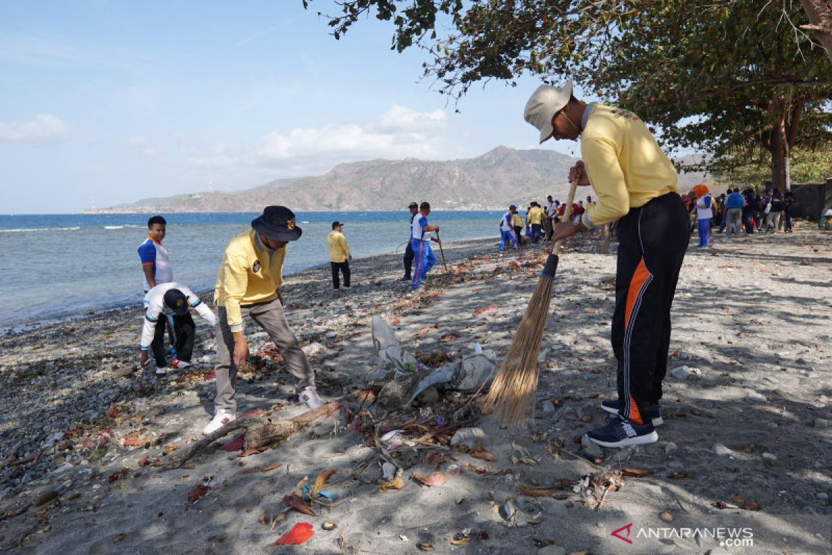 Empat ton sampah terkumpul di Gerakan Bersih Laut-Pantai Gorontalo
