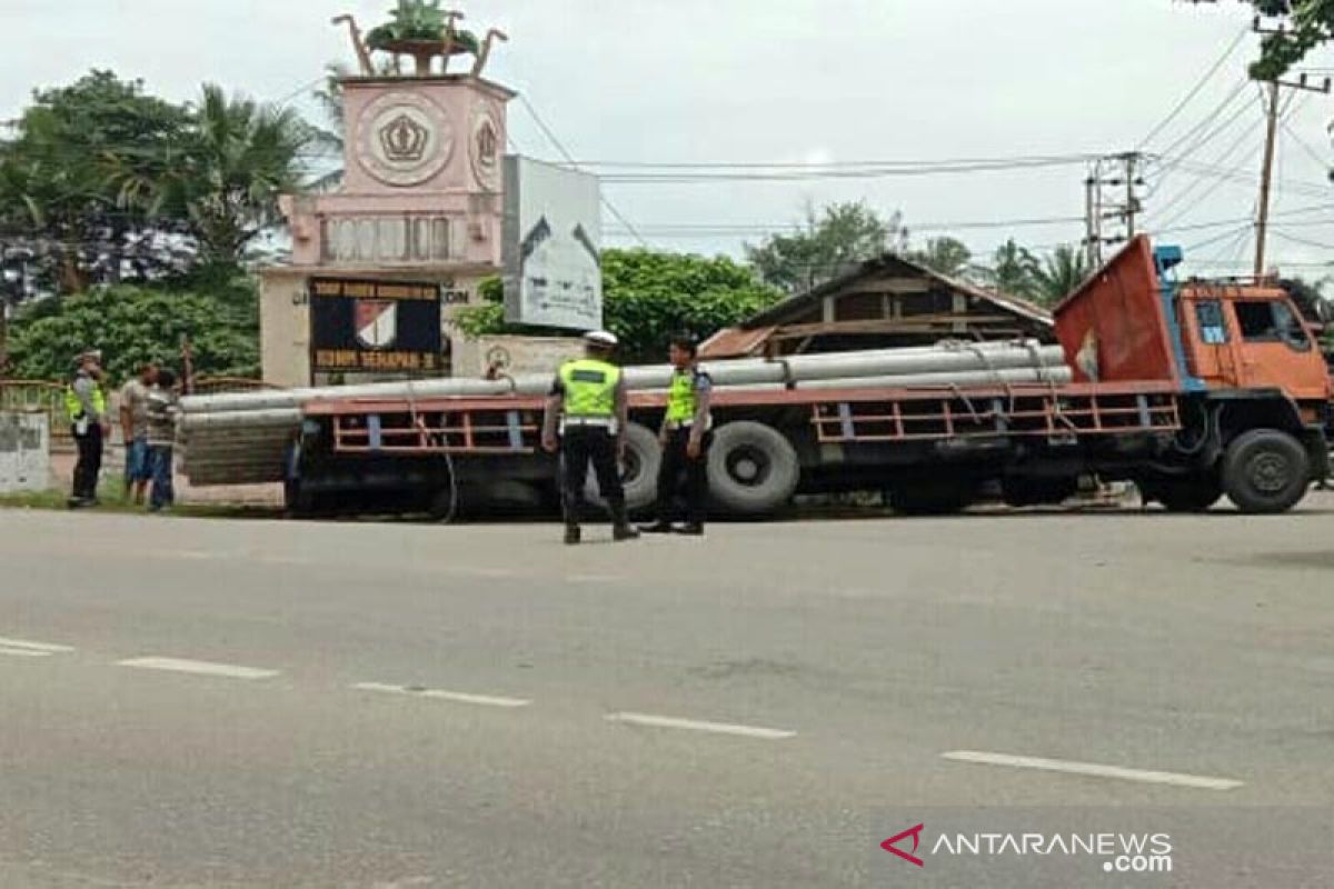 Truk pengangkut tiang listrik kecelakaan di Aceh Utara