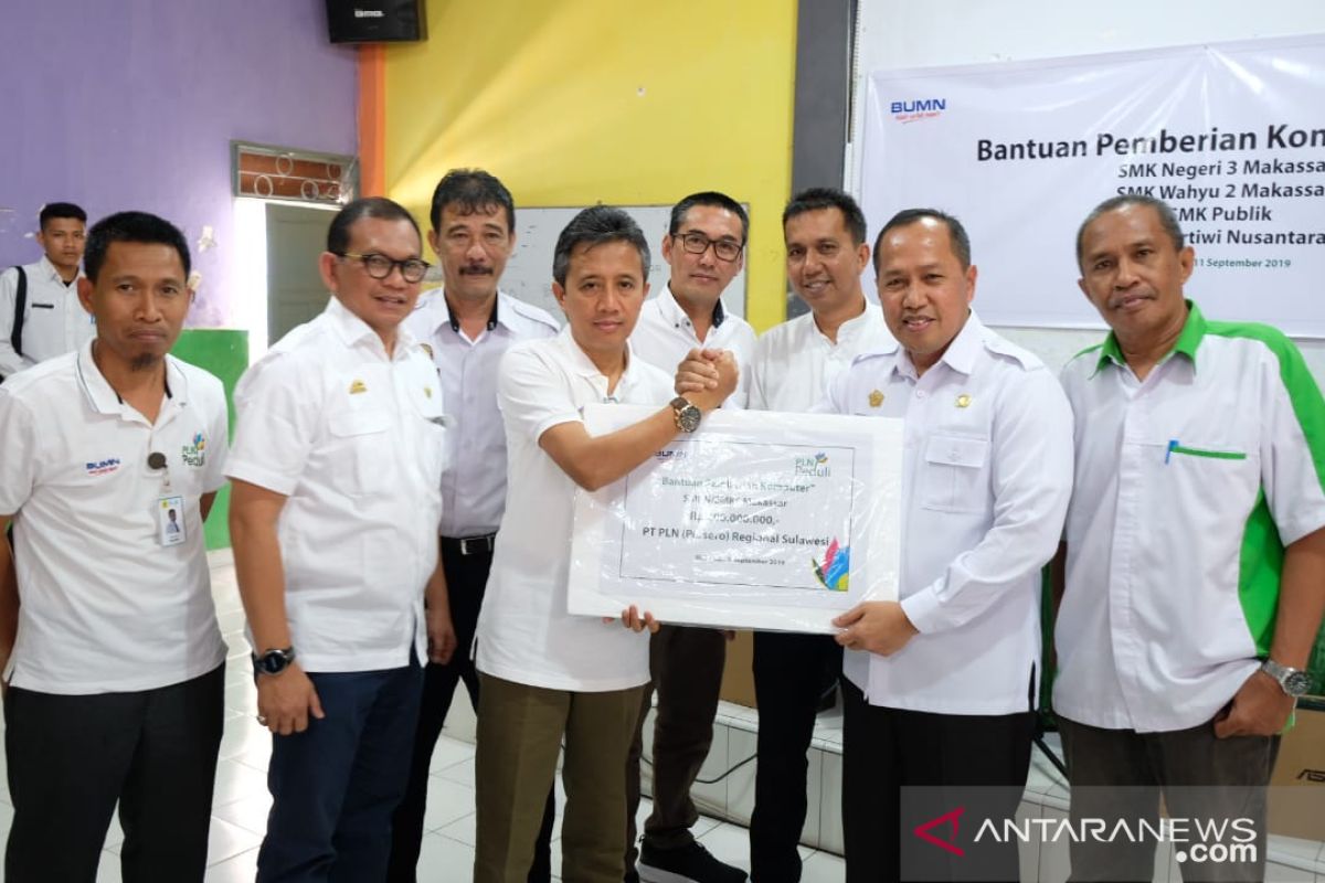 PLN Sulselrabar sumbang 25 unit komputer untuk SMK di Makassar