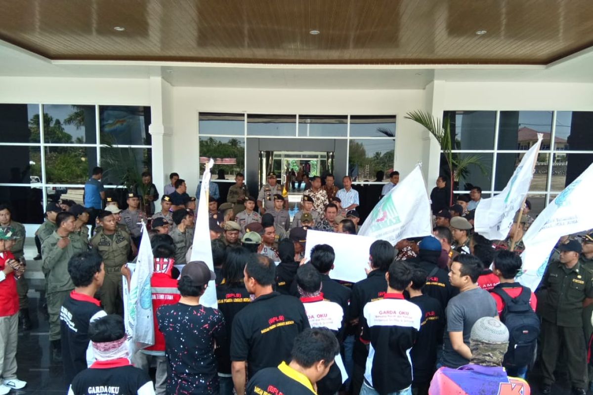 Ratusan pendemo pertanyakan  pembangunan RSUD Baturaja terbengkalai