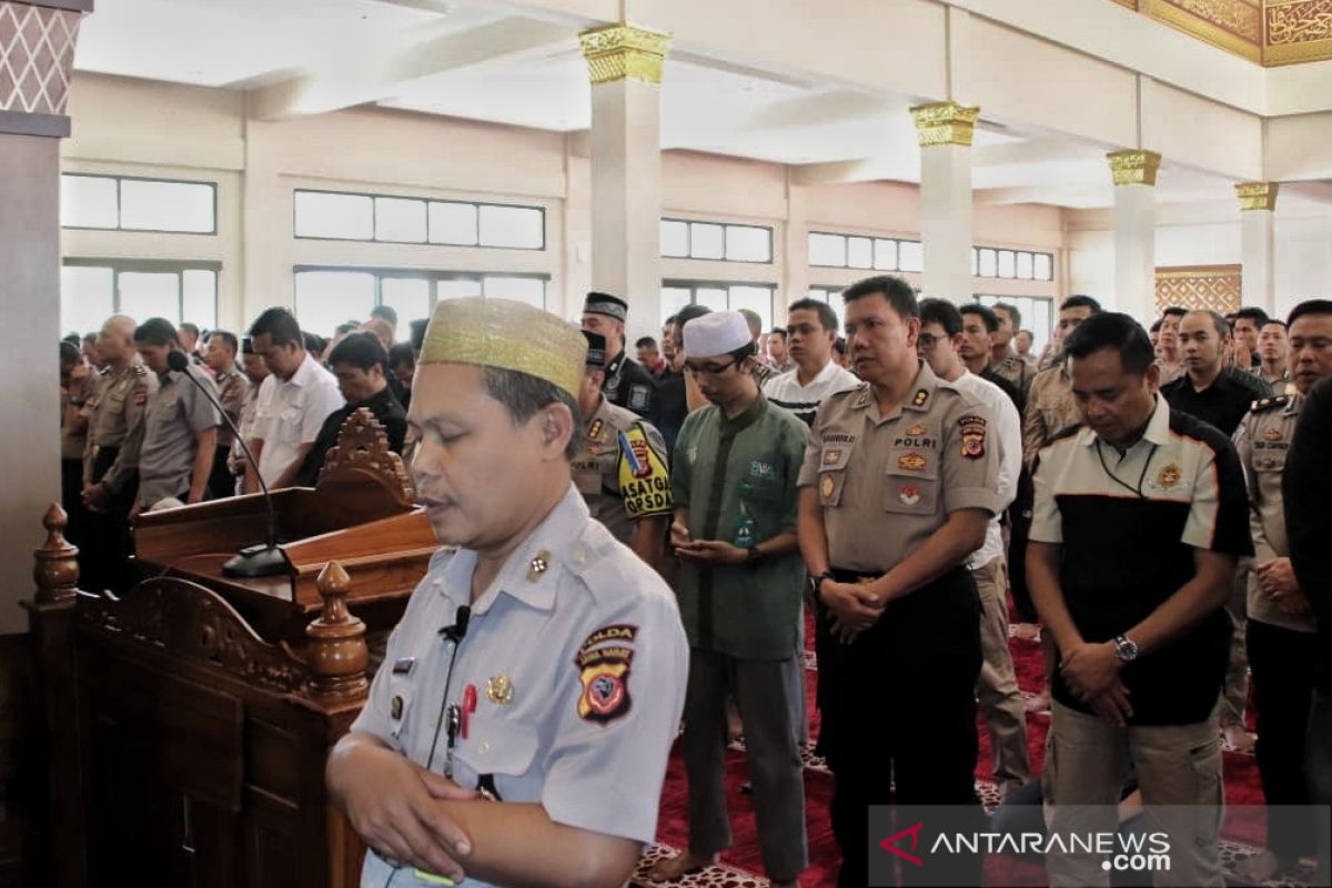 Habibie Wafat - Polda Jabar gelar shalat gaib