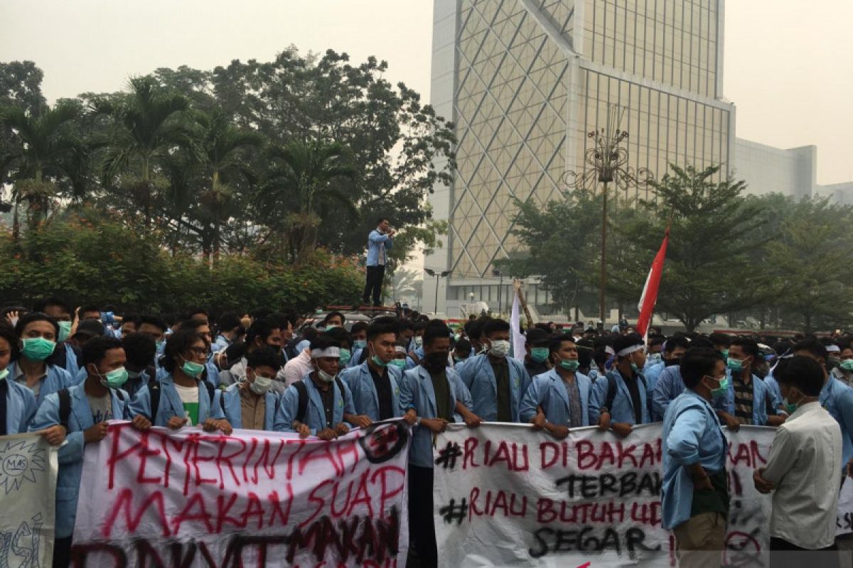 Ratusan mahasiswa Universitas Riau minta gubernur atasi bencana asap