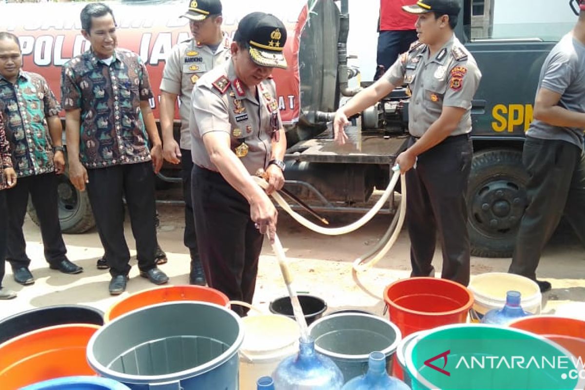 Polda Jambi salurkan bantuan air bersih bagi warga Tangkit Muarojambi