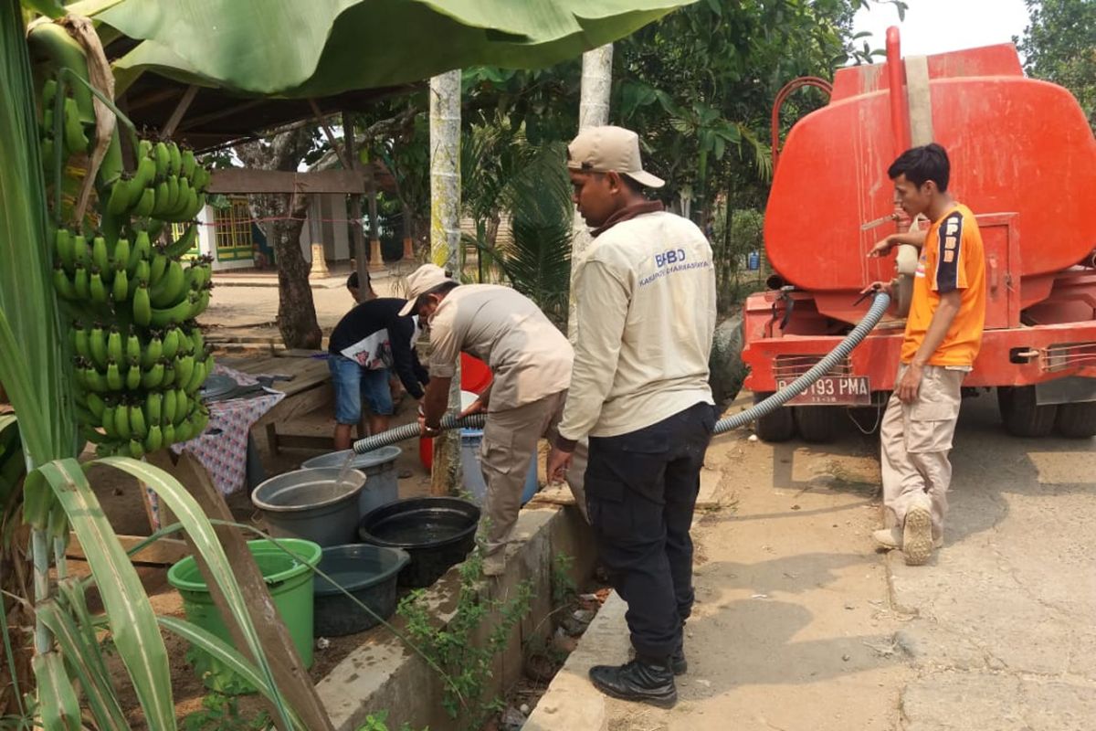 Kemarau landa Dharmasraya, BPBD distribusikan air ke daerah terdampakkekeringan