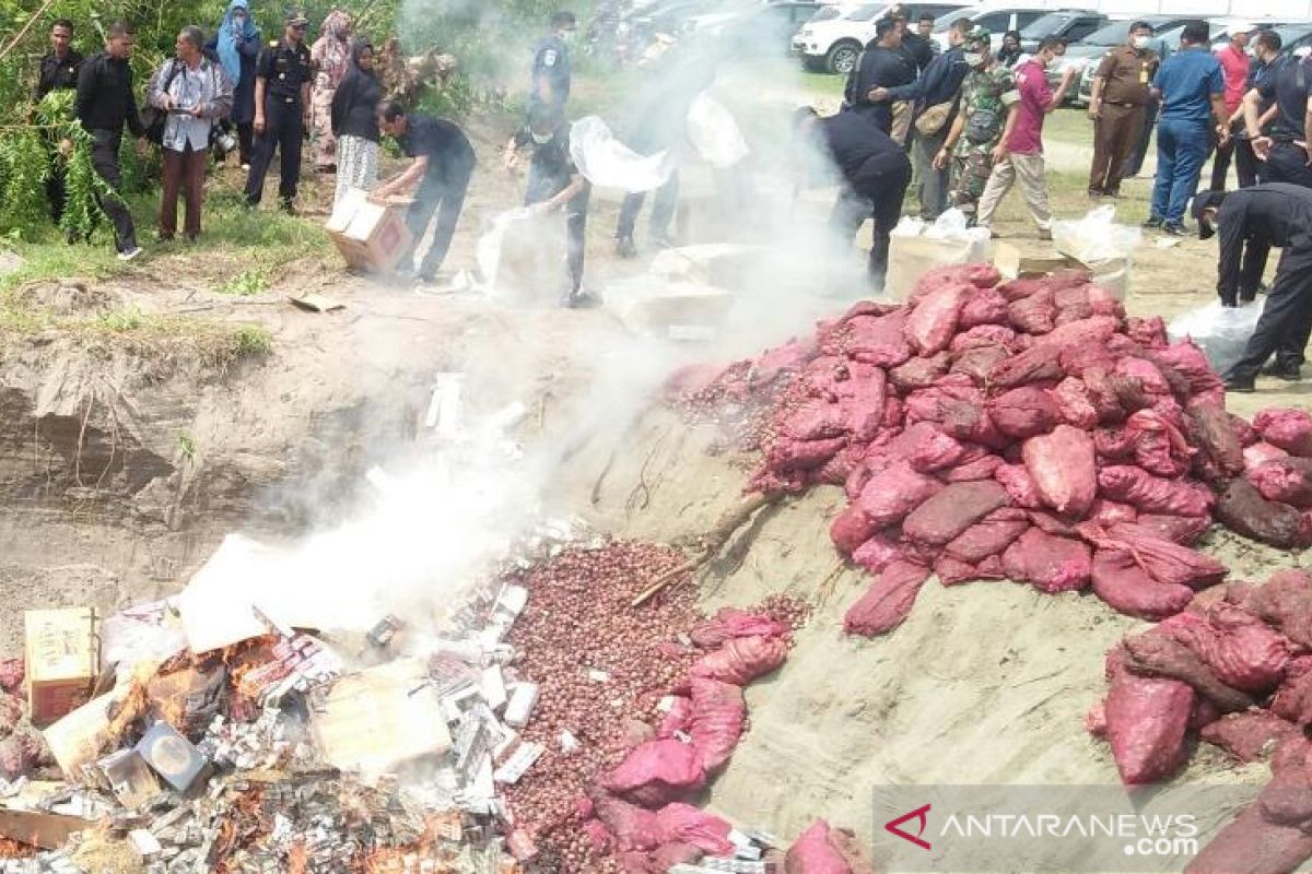 Bea Cukai musnahkan 59 ton bawang merah ilegal asal Malaysia