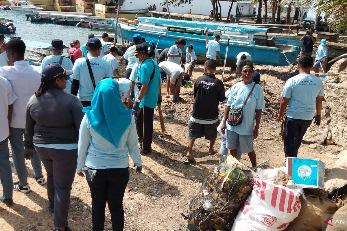 Perhubungan Sorong menggelar bersih laut dan pantai