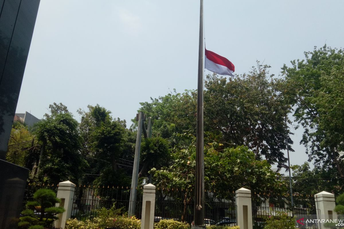 Mengenang Habibie, KBRI oslo kibarkan bendera merah putih setengah tiang selama 3 hari