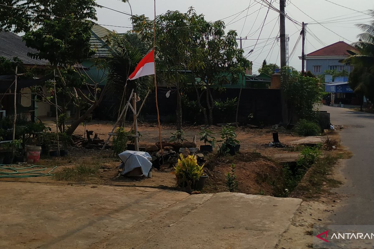 BJ Habibie Wafat - Warga Pangkalpinang kibarkan bendera setengah tiang