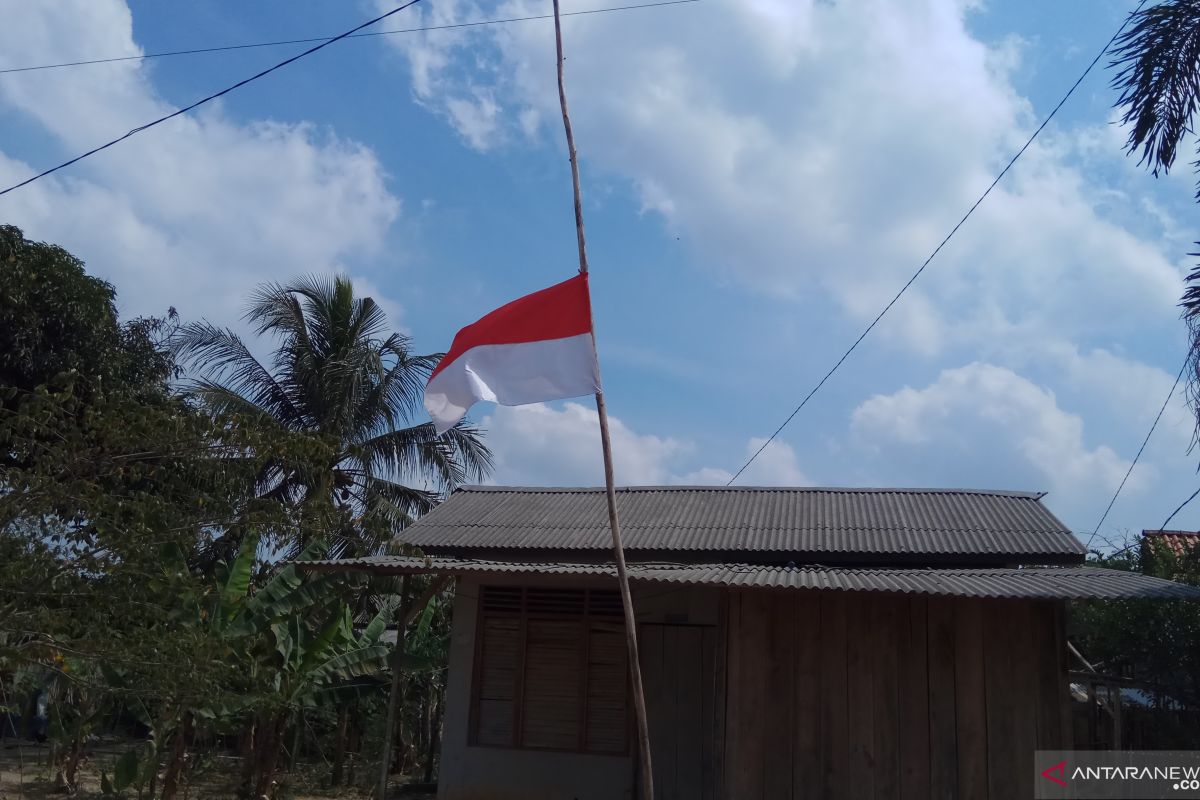 BJ Habibie wafat, masyarakat Mesuji  kibarkan bendera setengah tiang