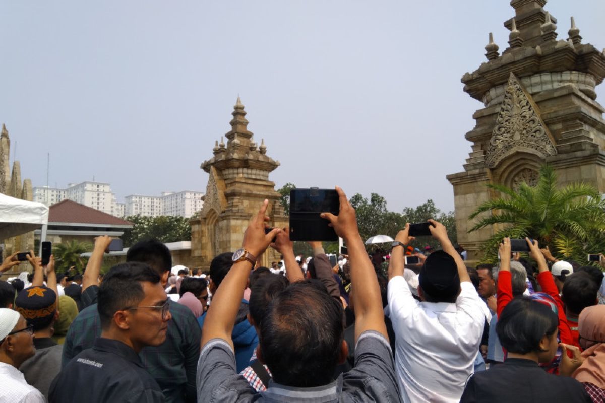 Pemakaman BJ Habibie, sampah Pulau Seribu hingga kecelakaan tol Cawang