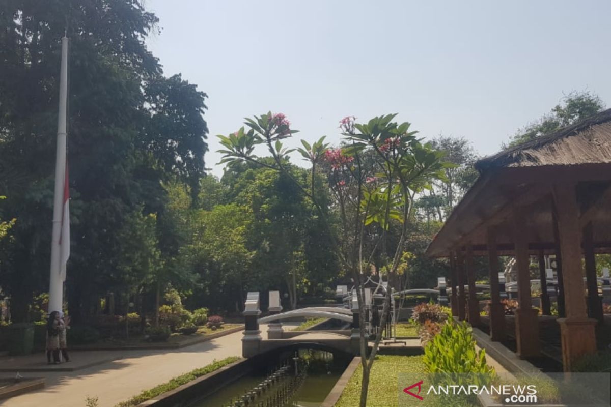 Habibie Wafat - Bupati instruksikan pasang bendera setengah tiang