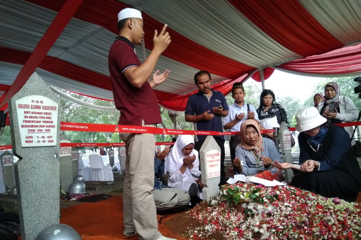 BJ Habibie wafat, warga antre ziarah makam Habibie