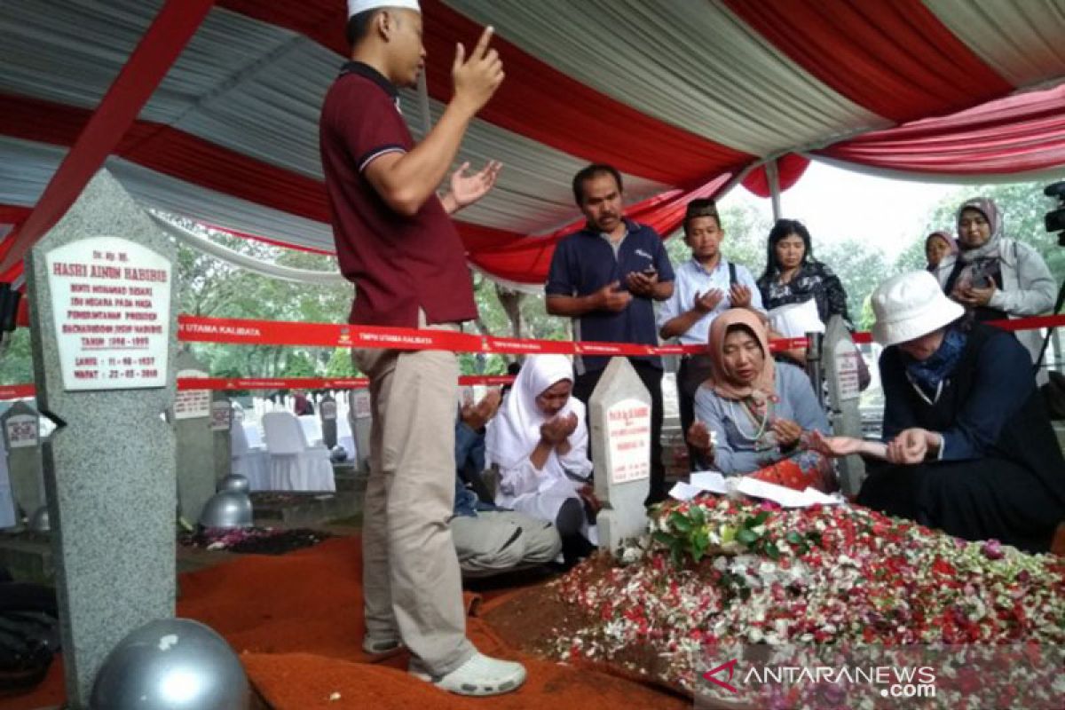 BJ Habibie Wafat - Warga antre ziarah makam Habibie